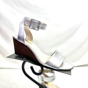 Louise et Cie Silver Lo-Punya Leather Wedges Sandals Heels Size 7.5